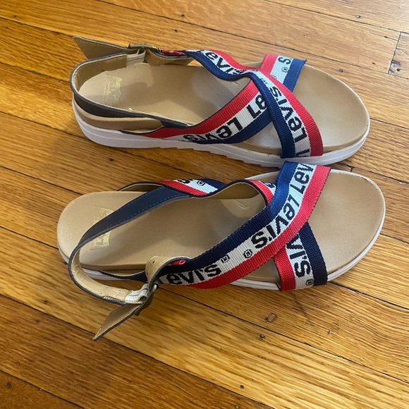 Levi’s platform sandals size 39 but fits like an 8 - Picture 2 of 3